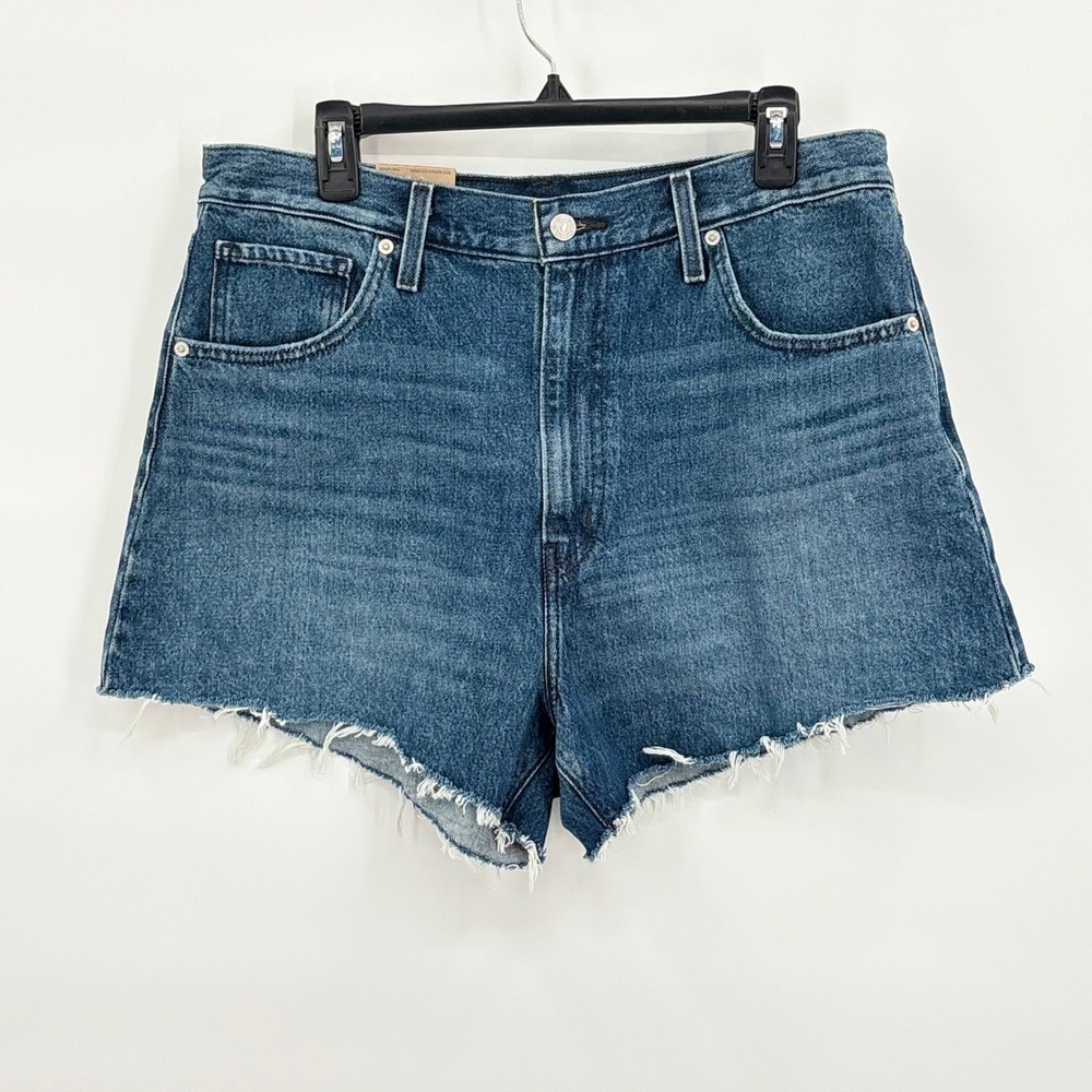 Levis High Waisted Mom Shorts Medium Wash Denim Raw Hem A1965-0046 Womens 32 NEW